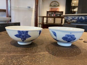 Een paar Chinese blauw-witte 'paleis' kommen, Yongzheng merk en periode