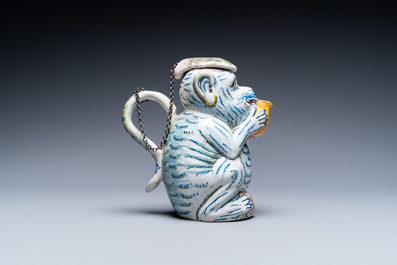 Une verseuse couverte en forme de singe en fa&iuml;ence polychrome de Delft, 18&egrave;me