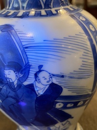 Un vase en porcelaine de Chine en bleu et blanc, Kangxi