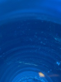 Un vase en porcelaine de Chine en bleu et blanc, Kangxi