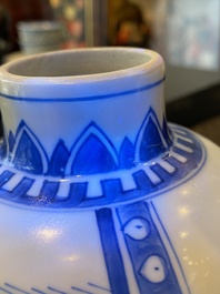 Un vase en porcelaine de Chine en bleu et blanc, Kangxi