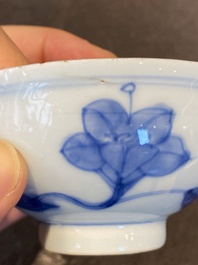 Een paar Chinese blauw-witte 'paleis' kommen, Yongzheng merk en periode