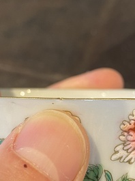 Een paar fijne Chinese famille rose wijnkoppen, Jiaqing