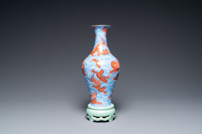 Een Chinese draaibare 'draken' vaas op celadon sokkel, Qianlong merk, 20e eeuw