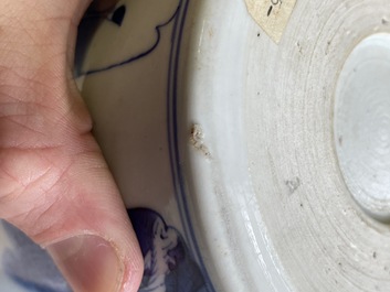 Un porte-pinceaux de type 'bitong' en porcelaine de Chine en bleu et blanc, Kangxi