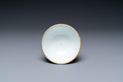 Une tasse et soucoupe en porcelaine de Chine d'exportation &agrave; d&eacute;cor d'un marchand de harengs, Qianlong