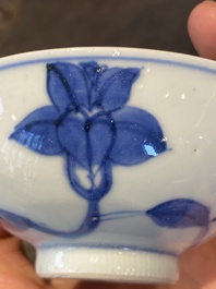 Een paar Chinese blauw-witte 'paleis' kommen, Yongzheng merk en periode