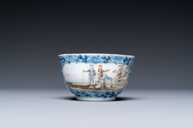 Une tasse et soucoupe en porcelaine de Chine d'exportation &agrave; d&eacute;cor d'un marchand de harengs, Qianlong