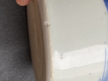 Un porte-pinceaux de type 'bitong' en porcelaine de Chine en bleu et blanc, Kangxi