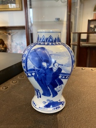 Un vase en porcelaine de Chine en bleu et blanc, Kangxi