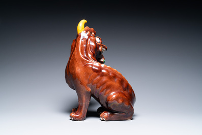 Un mod&egrave;le d'un 'Xiezhi' en biscuit &eacute;maill&eacute; vert sur socle en bois, Chine, 19&egrave;mz