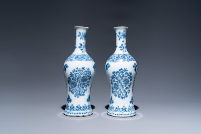Une paire de vases de forme bouteille en fa&iuml;ence de Delft en bleu et blanc, fin du 17&egrave;me