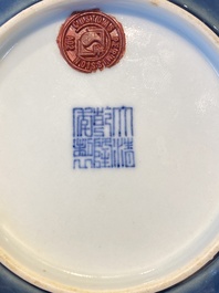 Een paar Chinese monochrome blauwe borden, Qianlong merk en periode