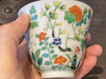 Een paar fijne Chinese famille rose wijnkoppen, Jiaqing