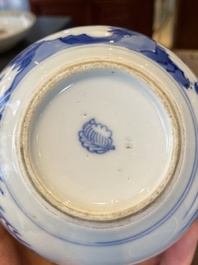 Un vase de forme globulaire en porcelaine de Chine en bleu et blanc, Kangxi