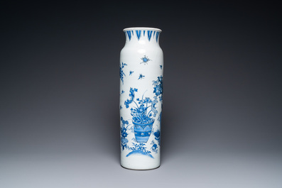 Een Chinese blauw-witte rouleau vaas met antiquiteiten, Transitie periode