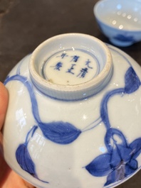 Een paar Chinese blauw-witte 'paleis' kommen, Yongzheng merk en periode