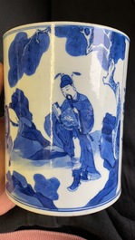 Un porte-pinceaux de type 'bitong' en porcelaine de Chine en bleu et blanc, Kangxi