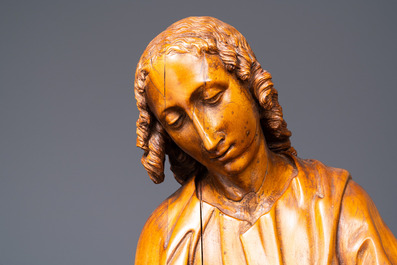 Deux importantes figures d'anges assis en ch&ecirc;ne sculpt&eacute;, Flandres, 17&egrave;me
