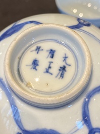Een paar Chinese blauw-witte 'paleis' kommen, Yongzheng merk en periode