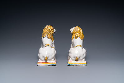 Une paire de lions en fa&iuml;ence polychrome de Rouen, 1&egrave;re moiti&eacute; du 18&egrave;me