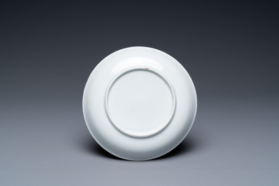 Une tasse et soucoupe en porcelaine de Chine d'exportation &agrave; d&eacute;cor d'un marchand de harengs, Qianlong