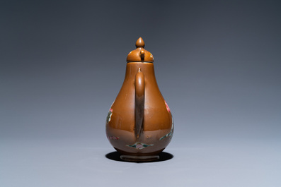 Une paire d'assiettes et une verseuse couverte en porcelaine de Chine famille rose, Yongzheng