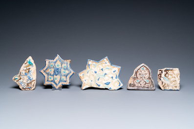 Een Kashan stertegel en vier fragmenten van reli&euml;ftegels met lusterglazuur, Iran, 13/16e eeuw