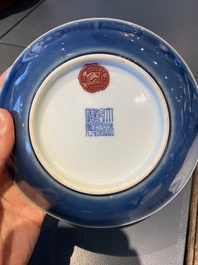 Een paar Chinese monochrome blauwe borden, Qianlong merk en periode