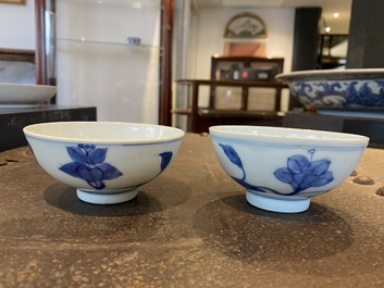 Een paar Chinese blauw-witte 'paleis' kommen, Yongzheng merk en periode