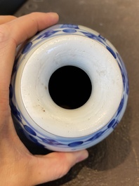 Un vase de forme globulaire en porcelaine de Chine en bleu et blanc, Kangxi