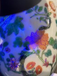 Een paar fijne Chinese famille rose wijnkoppen, Jiaqing