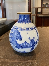 Un vase de forme globulaire en porcelaine de Chine en bleu et blanc, Kangxi