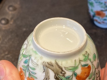 Een paar fijne Chinese famille rose wijnkoppen, Jiaqing