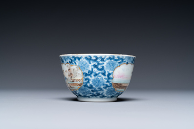 Une tasse et soucoupe en porcelaine de Chine d'exportation &agrave; d&eacute;cor d'un marchand de harengs, Qianlong