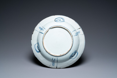 Un rare plat en porcelaine de Chine de type kraak &agrave; d&eacute;cor de trois poissons, Wanli