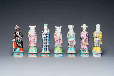 Veertien Chinese famille rose figuren van onsterfelijken, Qianlong/Jiaqing