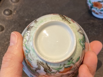 Een paar fijne Chinese famille rose wijnkoppen, Jiaqing
