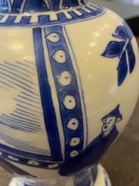 Un vase en porcelaine de Chine en bleu et blanc, Kangxi
