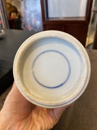 Un vase en porcelaine de Chine en bleu et blanc, Kangxi