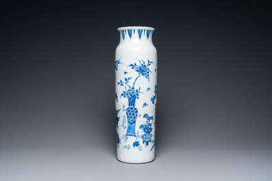 Een Chinese blauw-witte rouleau vaas met antiquiteiten, Transitie periode