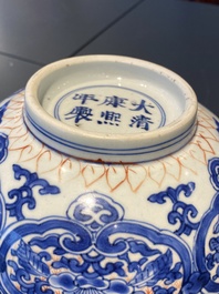Een Chinese blauw-witte en ijzerrode kom, Kangxi merk en periode