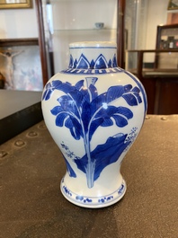 Un vase en porcelaine de Chine en bleu et blanc, Kangxi