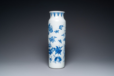 Een Chinese blauw-witte rouleau vaas met antiquiteiten, Transitie periode