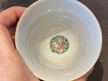 Een paar fijne Chinese famille rose wijnkoppen, Jiaqing