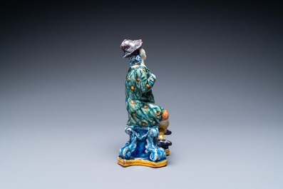 Une figure d'un homme assis en fa&iuml;ence polychrome de Delft, 18&egrave;me