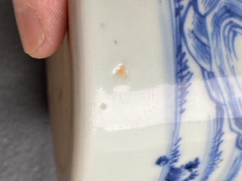 Un porte-pinceaux de type 'bitong' en porcelaine de Chine en bleu et blanc, Kangxi