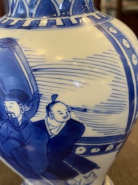 Un vase en porcelaine de Chine en bleu et blanc, Kangxi