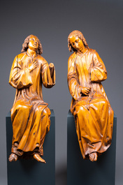 Deux importantes figures d'anges assis en ch&ecirc;ne sculpt&eacute;, Flandres, 17&egrave;me