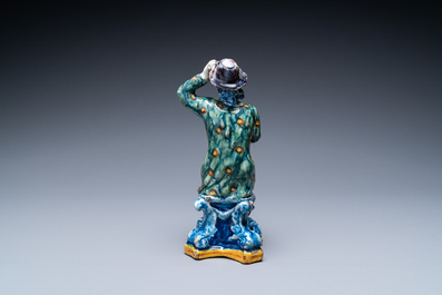 Une figure d'un homme assis en fa&iuml;ence polychrome de Delft, 18&egrave;me